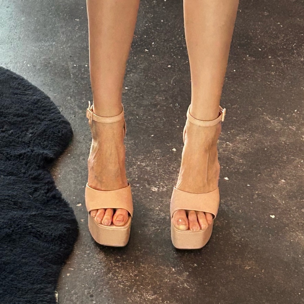 Elegant Nude Platform Heels - Picture 2 of 4